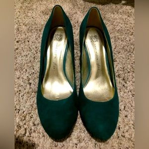 Ladies suede dress pumps
